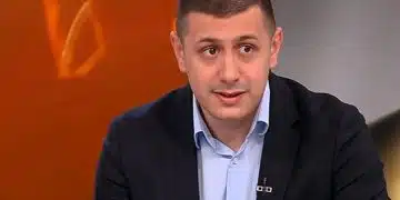 Мъж в студио на телевизия