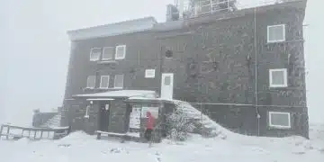 Снежна буря около планинска станция
