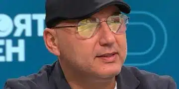 Мъж в шапка и очила.