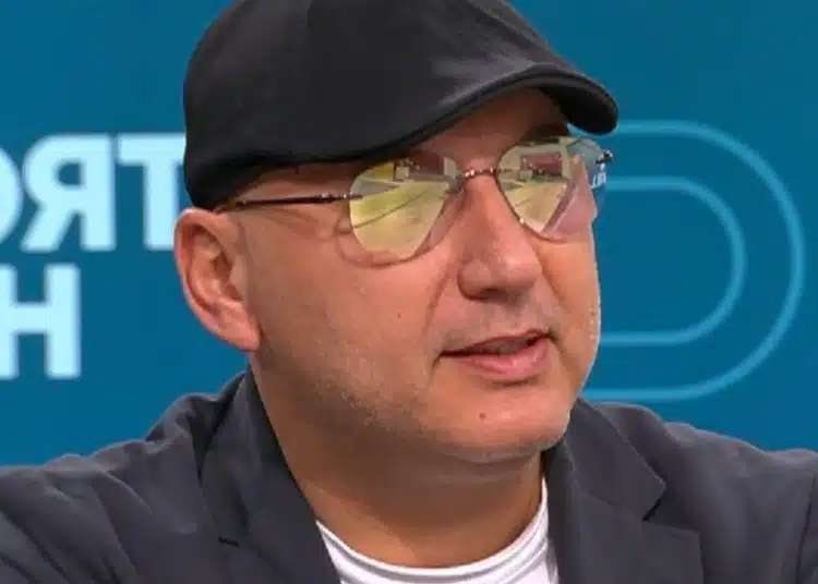 Мъж в шапка и очила.