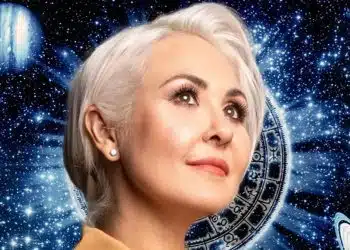 Жена на космически фон.