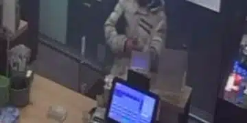 Човек в магазин, подозрително поведение.