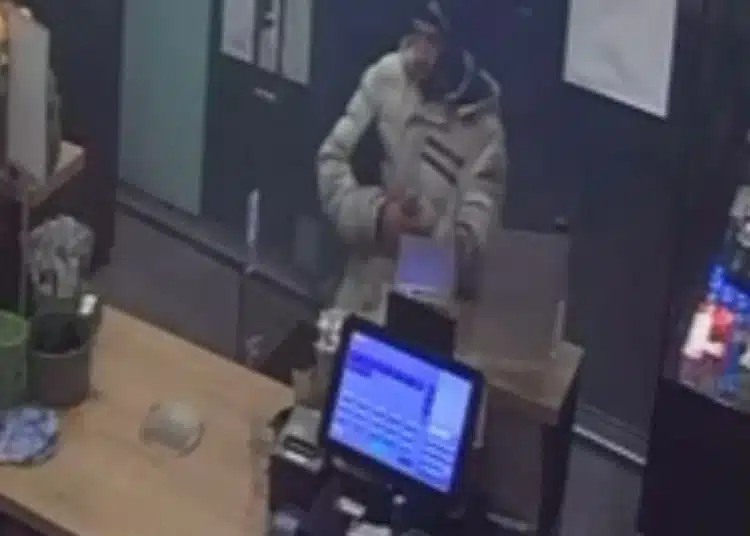 Човек в магазин, подозрително поведение.