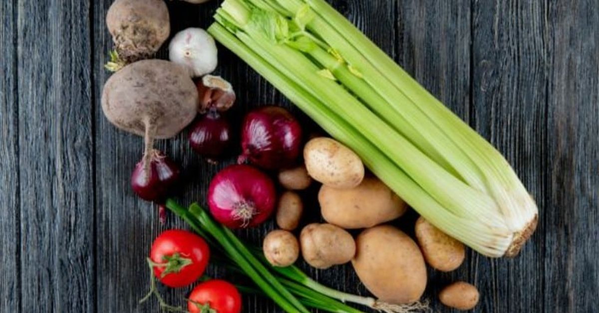 Честата консумация на този продукт помага за намаляване на възпалението и отслабване Пресни зеленчуци като целина, картофи, лук, цвекло и домати върху дърво.