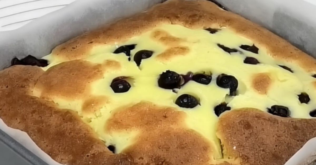 Горски пай с пълнеж от заквасена сметана: Чиста магия! Лесен е за приготвяне, а резултатите са невероятни Вкусен сладкиш с боровинки, златиста коричка и кремов пълнеж в тава.
