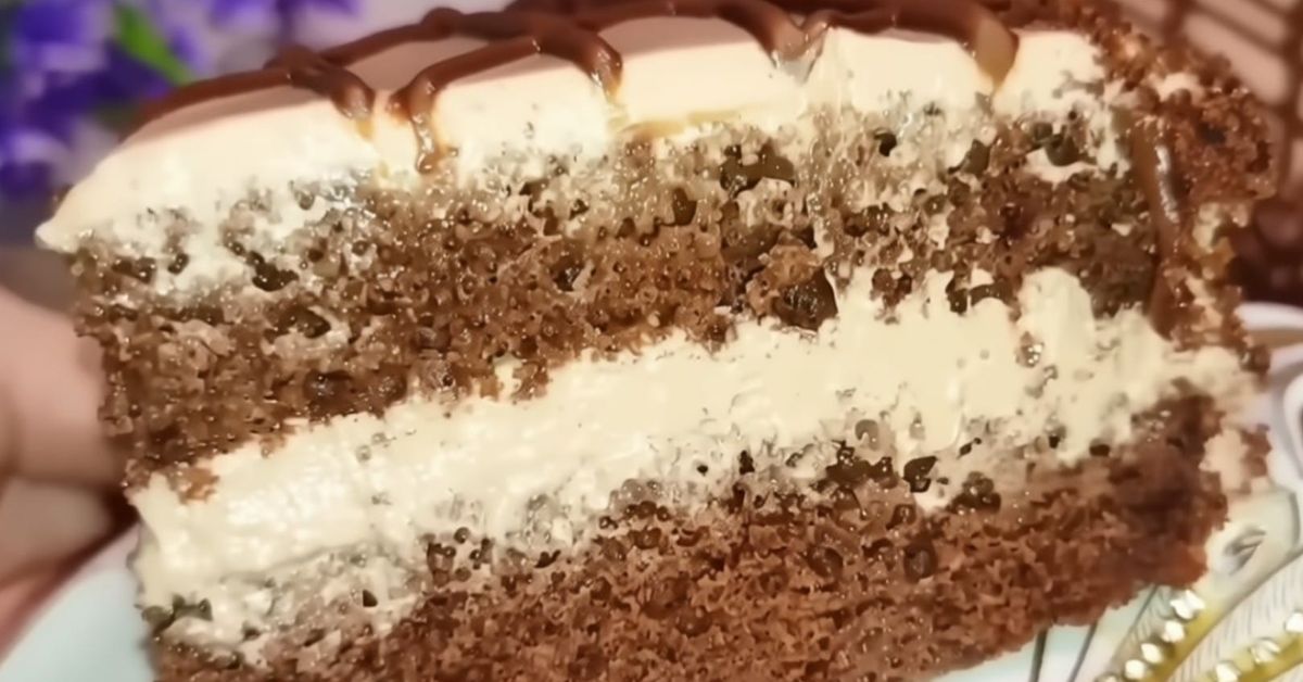 Не може да бъде по-просто: нежен пандишпан с прост, но вкусен крем. Перфектният десерт, който да поднесете с чай! Шоколадова торта с крем и глазура
