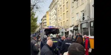 Инцидент в София: трамвай блъсна 11-годишно момиче в центъра на града 3