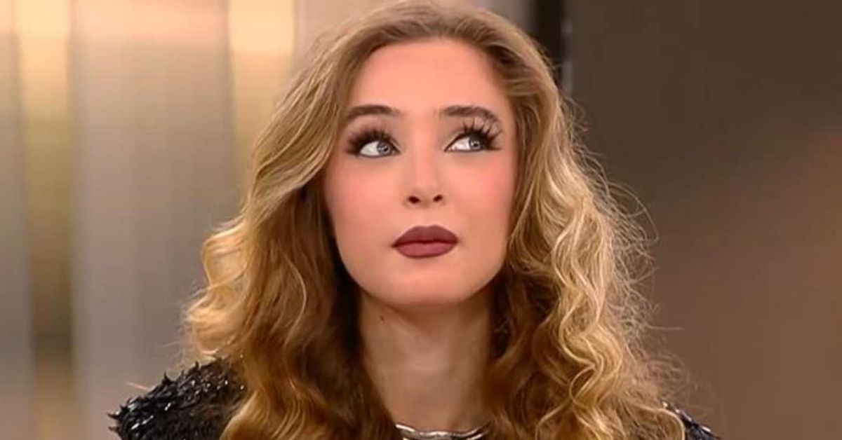 Певица каза как пробива у нас Жена с дълга руса коса, тъмен грим и изразителен поглед нагоре.