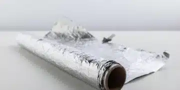 Руло алуминиево фолио на маса