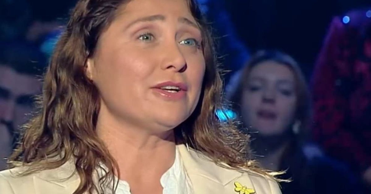„Столът на богатството“: участничка коментира – важното е, че опитахме Жена с бяла риза и сако.