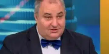 Мъж в костюм с вратовръзка.