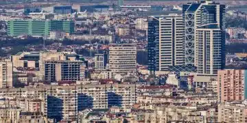 Градска панорама с високи сгради