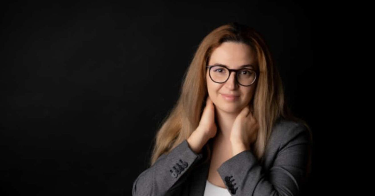 Имунолог: Хроничната кашлица е проблем както при възрастни, така и при деца Жена с дълга коса в тъмен фон.