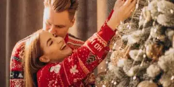 Семейно празнуване около елха
