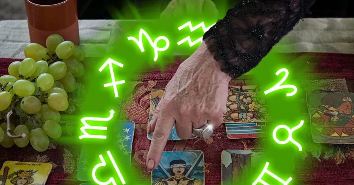 Таро хороскоп за 4 юни: Овенът трябва да забави темпото, а Близнаците да се съсредоточат върху това, което е най-важно Ръка сочи таро карта, заобиколена от светещи зодиакални знаци и грозде.