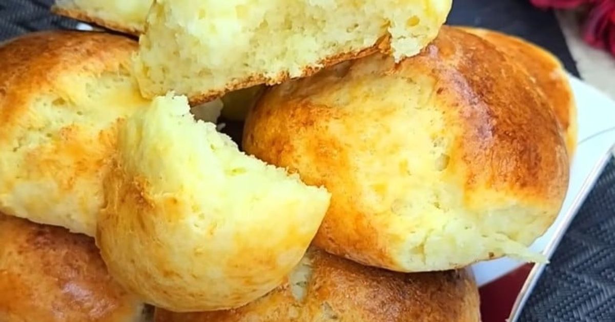 Меки и крехки сладкиши с извара за 25 минути. Толкова вкусни, че дори трохичка няма да остане! Домашни златисти хлебчета с мека и пухкава вътрешност, едното разчупено.