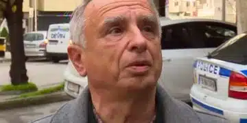 Човек на улицата до полиция.