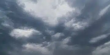 Тъмни облаци на небето
