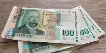 Български банкноти на масата