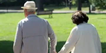 Двойка възрастни хора, държащи се за ръце