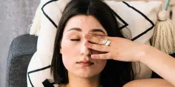 Млада жена на диван, отпусната.