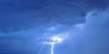 Мълнии в тъмен облачен небосклон