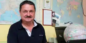 Човек пред карта и глобус.