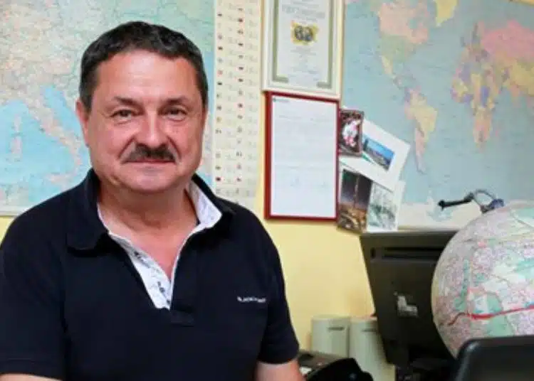 Човек пред карта и глобус.