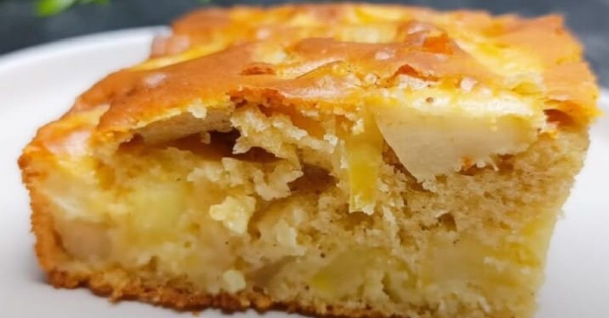 Тайната на бабината вкусотия: повече ябълки, по-малко тесто – и резултат, който всички ще харесат! Златист ябълков сладкиш с пухкава текстура и сочни парчета ябълки