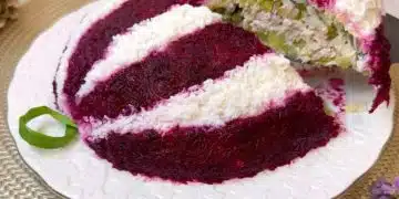 Салата „Коледна украса“ за Нова година 2026 – лесна, красива и много вкусна 1