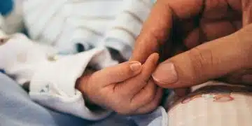 Детска ръка в ръка с възрастен