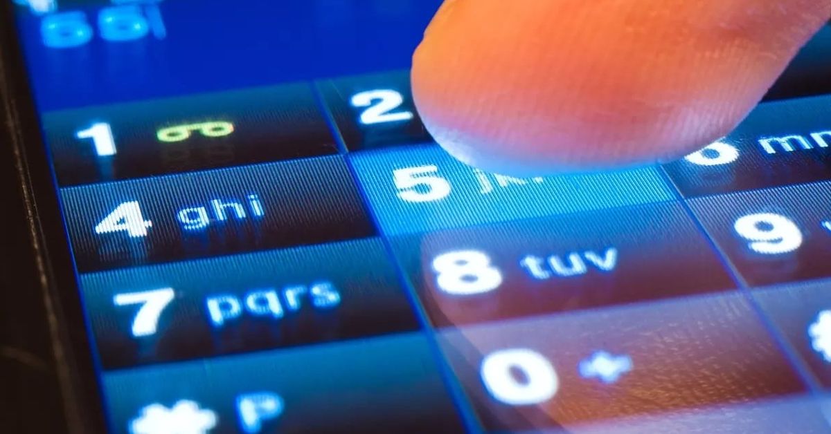 Как телефонният номер влияе на живота ни – за креативност, бизнес и късмет Пръст натиска цифра 5 на светещ тъчскрийн на смартфон.