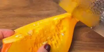 Нарязване на тиква с нож.
