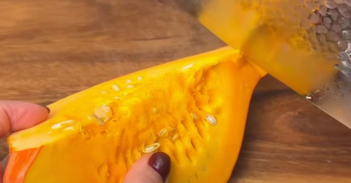 Настъргах тиквата и добавих 2 яйца – вкусна и здравословна закуска в тиган за цялото семейство! Нарязване на тиква с нож.