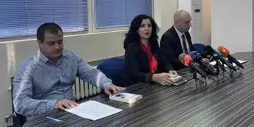 Пресконференция с говорители и микрофони