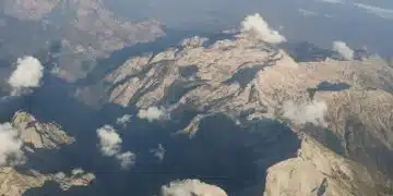 Планински пейзаж с облаци