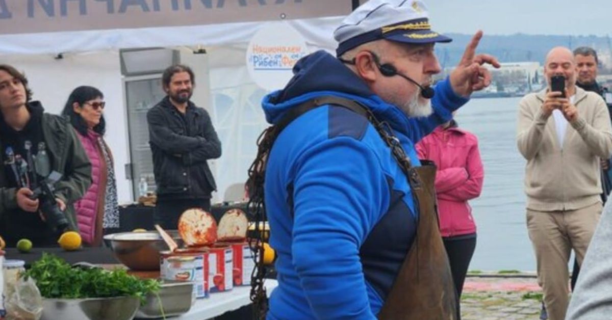 Ути Бъчваров готви миди с ориз на жители и гости на Варна Готвач в капитанска шапка води кулинарна демонстрация на рибен фест.