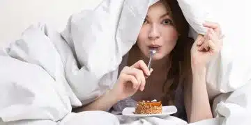 Човек с десерт под завивките.