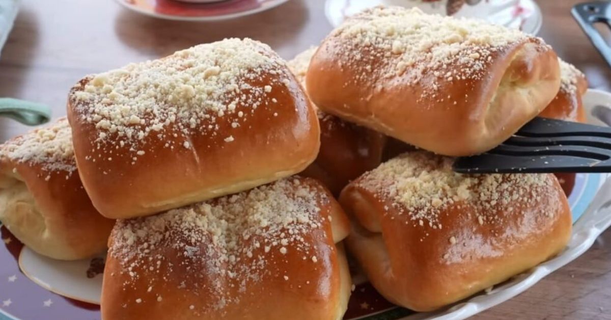 Домашни кифлички с мая и сладко - меки, ароматни и винаги сполучливи Апетитни златисти кифлички с хрупкава поръска, поднесени на празнично плато.