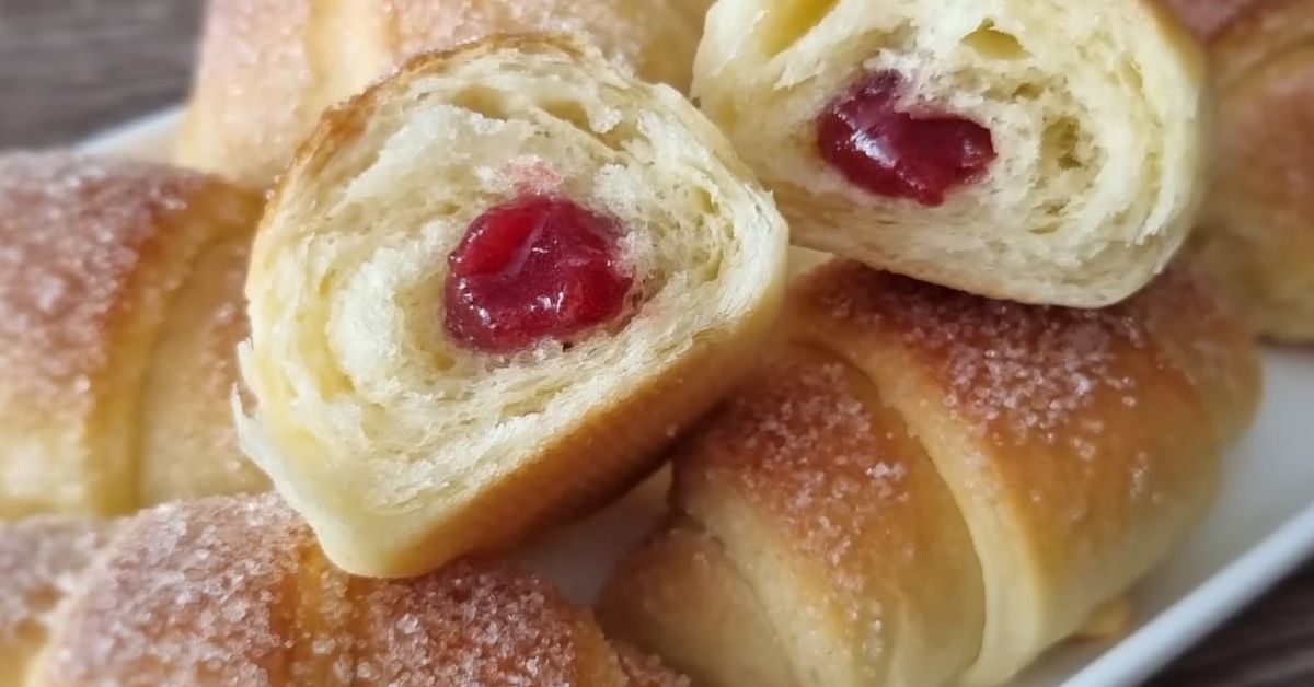 Кроасани, приготвени с нежно маслено тесто: изпитана рецепта. Винаги се получават вкусни и сладки! Сладки кроасани с вишнев пълнеж, поръсени със захар.