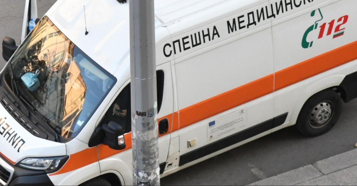 Млада жена загуби живота си след падане от висока сграда в Пловдив Бяла линейка на спешна помощ с оранжева лента и номер 112.