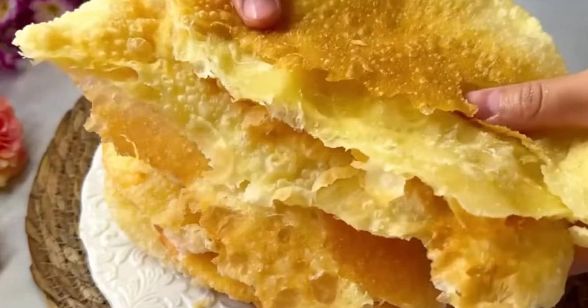 Невероятно лесна рецепта: хрупкави и ароматни питки за закуска. Никога преди не сте ги виждали приготвени по този начин Ръце разделят златист, слоест десерт с жълт пълнеж.
