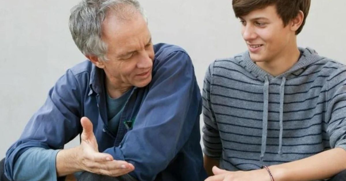 7 неща, които умните родители правят, за да не се превърнат във врагове на тийнейджърите си Възрастен мъж обяснява нещо на усмихнат млад мъж.
