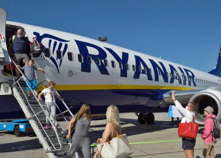 Билети на Ryanair се продават с 50% надценка от посредници, твърди компанията 1