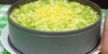 Празничната салата "Вера" е рецепта, която не само ще подобри вкуса ви, но и настроението ви. Безумно вкусна и крехка! 4