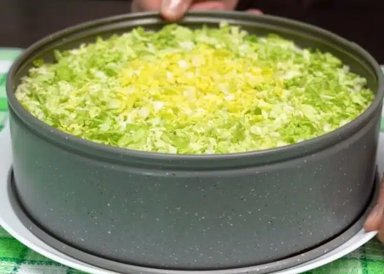 Празничната салата "Вера" е рецепта, която не само ще подобри вкуса ви, но и настроението ви. Безумно вкусна и крехка! 1