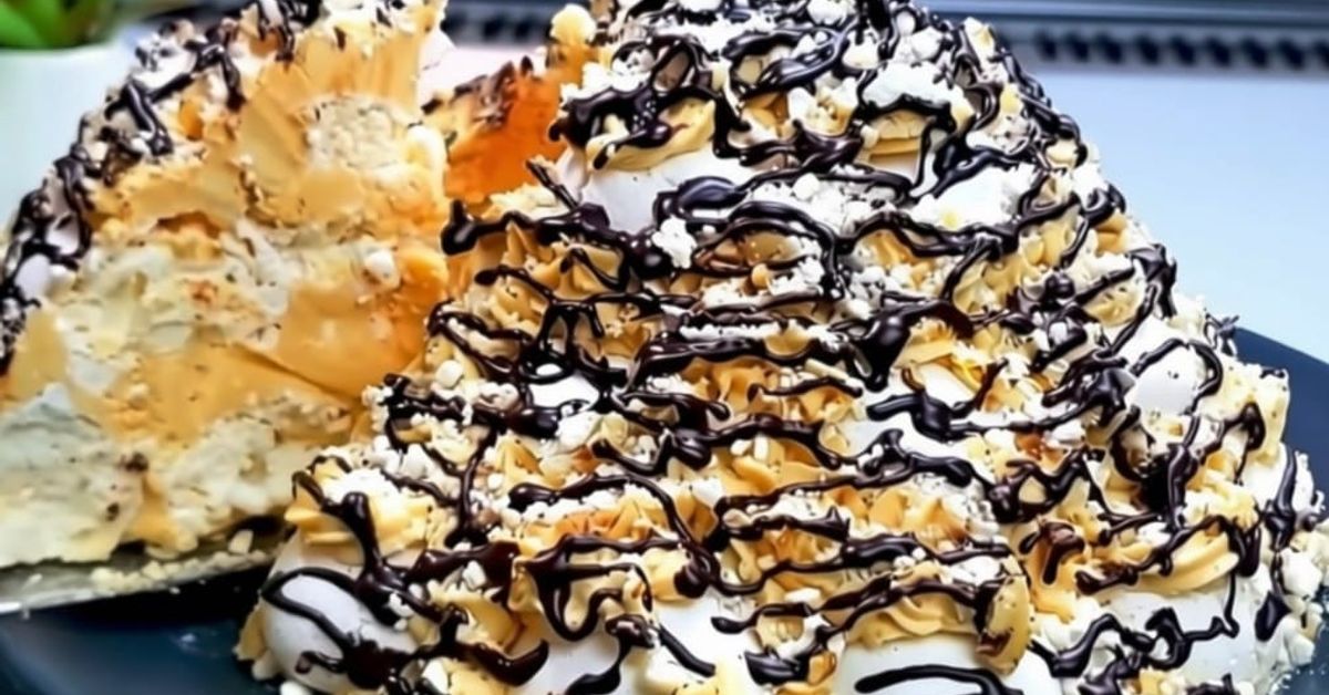 Руините на графа е най-вкусната и празнична торта. Рецепта без брашно! Апетитна торта с меренг, жълт крем и шоколадови декорации, с отрязано парче.