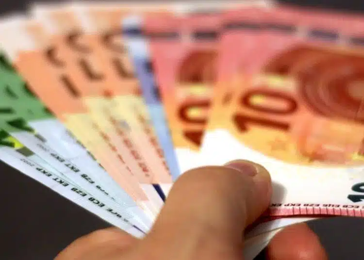 21-годишна задържана за опит да внесе на каса 550 фалшиви евро в Пловдив 1
