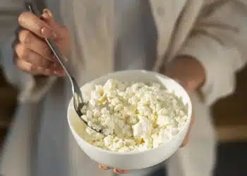 Как да ядем извара, за да усвоим протеина - просто добавете тези продукти