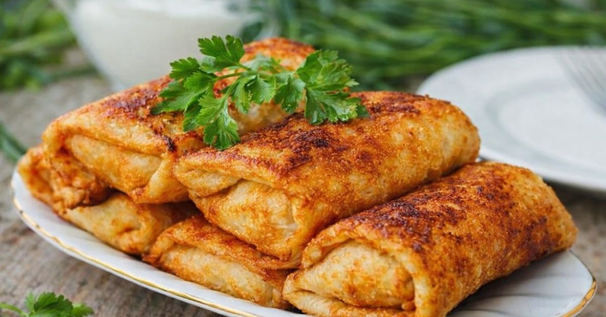 Вместо скучни палачинки, взимам лаваш с майонеза и правя планина от вкусотии: хрупкави отвън, сочни отвътре Златисти запържени палачинкови рулца с пълнеж, гарнирани със свеж магданоз.